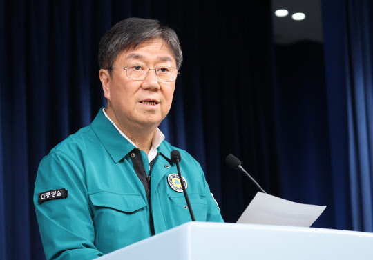 김대기 대통령 비서실장이 지난 7일 서울 용산 대통령실 청사에서 브리핑을 하고 있다. 연합뉴스